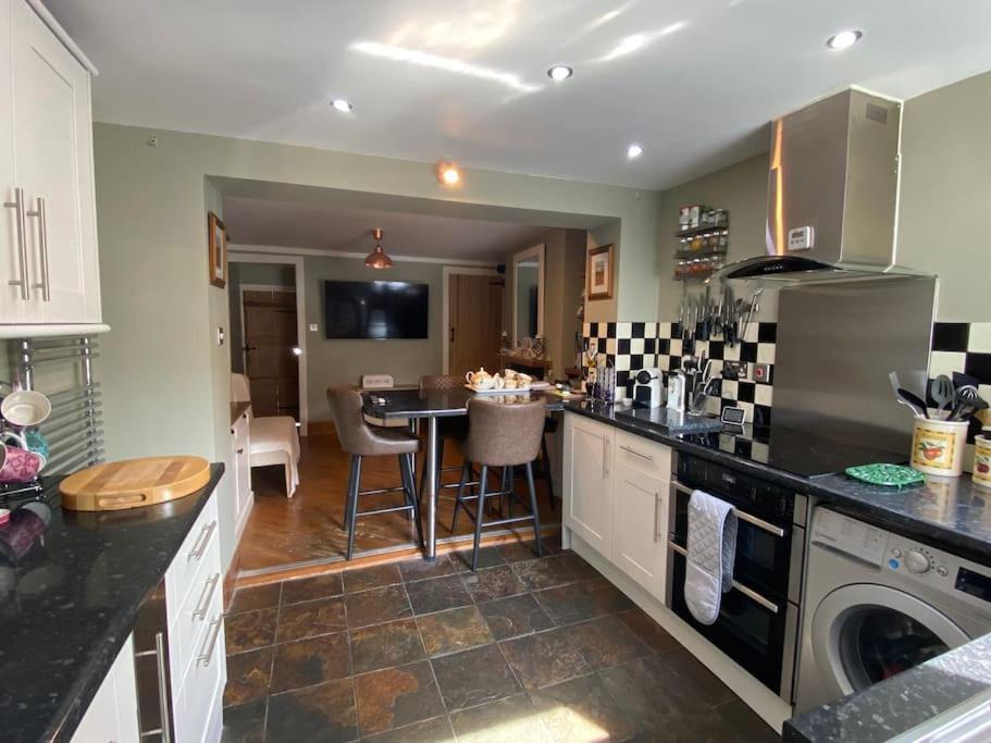 Outskirts Of Ulverston, Entire Cottage - Sleeps 4 Buitenkant foto